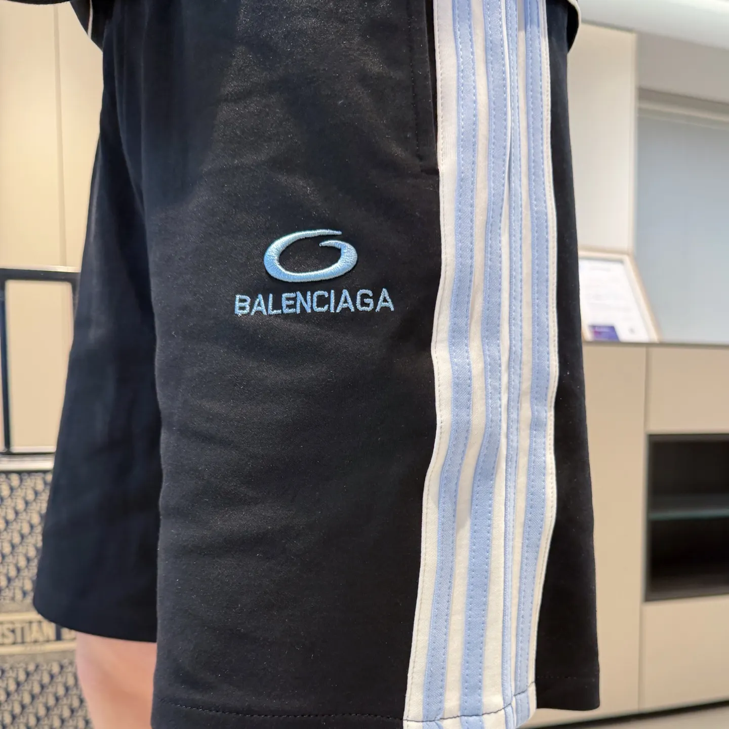 Balenciaga's three-standard complete 2026 summer New Arrival men's casual shorts, advanced custom-made Breathable fabric, Breathable fabric, extremely stretchy and comfortable, impeccable details, top-grade accessories, original logo design concept, delicate and soft feel! The upper body fit is awesome! Size: M-XXXL Please state your height and weight when ordering